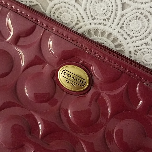 TAKING OFFERS Coach Peyton Patent Leather Wristlet - Picture 3 of 5